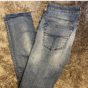 Tiger of Sweden Jeans - Säljer ett par Tiger of sweden jeans som är riktigt fräscha men säljer pga att dem är för små för mig. Dem är uppsydda i längden så passar bra på någon som är runt 180cm, skriv vid minsta fundering!😊