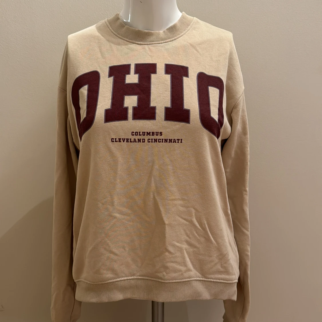 En tunn sweatshirts med tryck