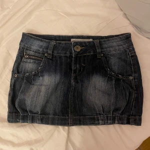 Lågmidjade jeanskjol  - Så söt jeans kjol köpt här på Plick men är inte min stil riktigt 