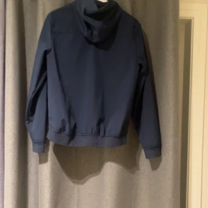 Lyle & scott jacka - Ja säljer min Lyle & Scott jacka i small den är från förra året har inte haft mycket användning för den (för liten) det är just därför jag säljer den. Inga defekter och bra för hösten!