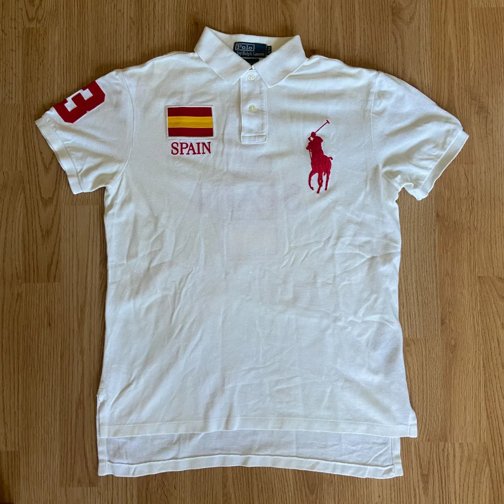 !skicka bud för snabb affär! Tvärfet Ralph Lauren spain polo, storlek M. Jätte bra skick. Skriv om ni undrar någonting eller om ni vill ha fler bilder 📲. T-shirts.