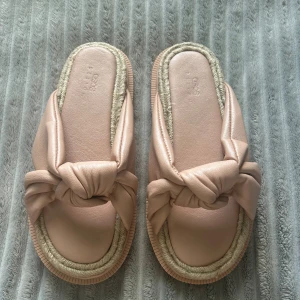 ASOS sandaler - Helt nya. Säljer dessa pga dubbel beställning. Strl 38. Nypris: 319:-