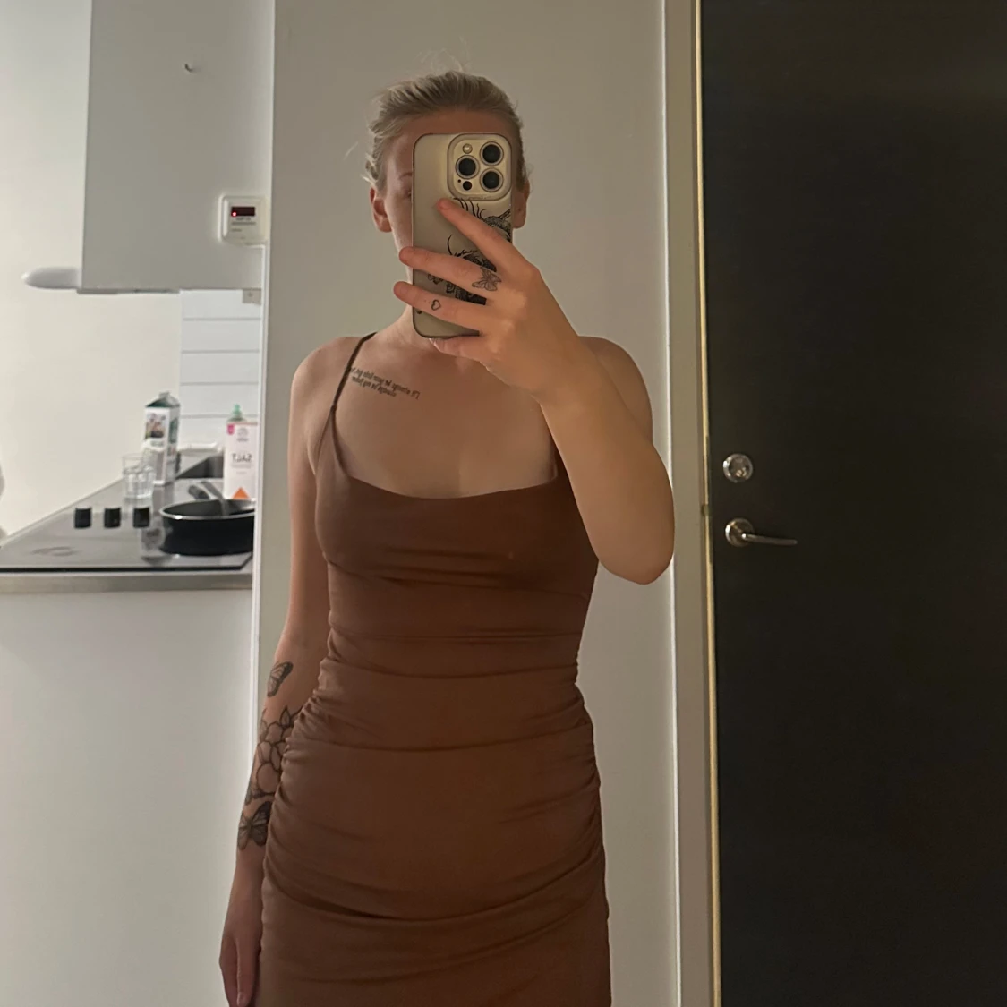 Klänning med öppen rygg - 90