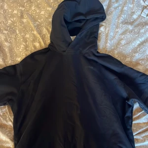 hoodie från stronger  - En hoodie från Stronger i storlek M. Den är lite längre än en ” normal ” lång hoodie. Väldigt varm och stor luva💖