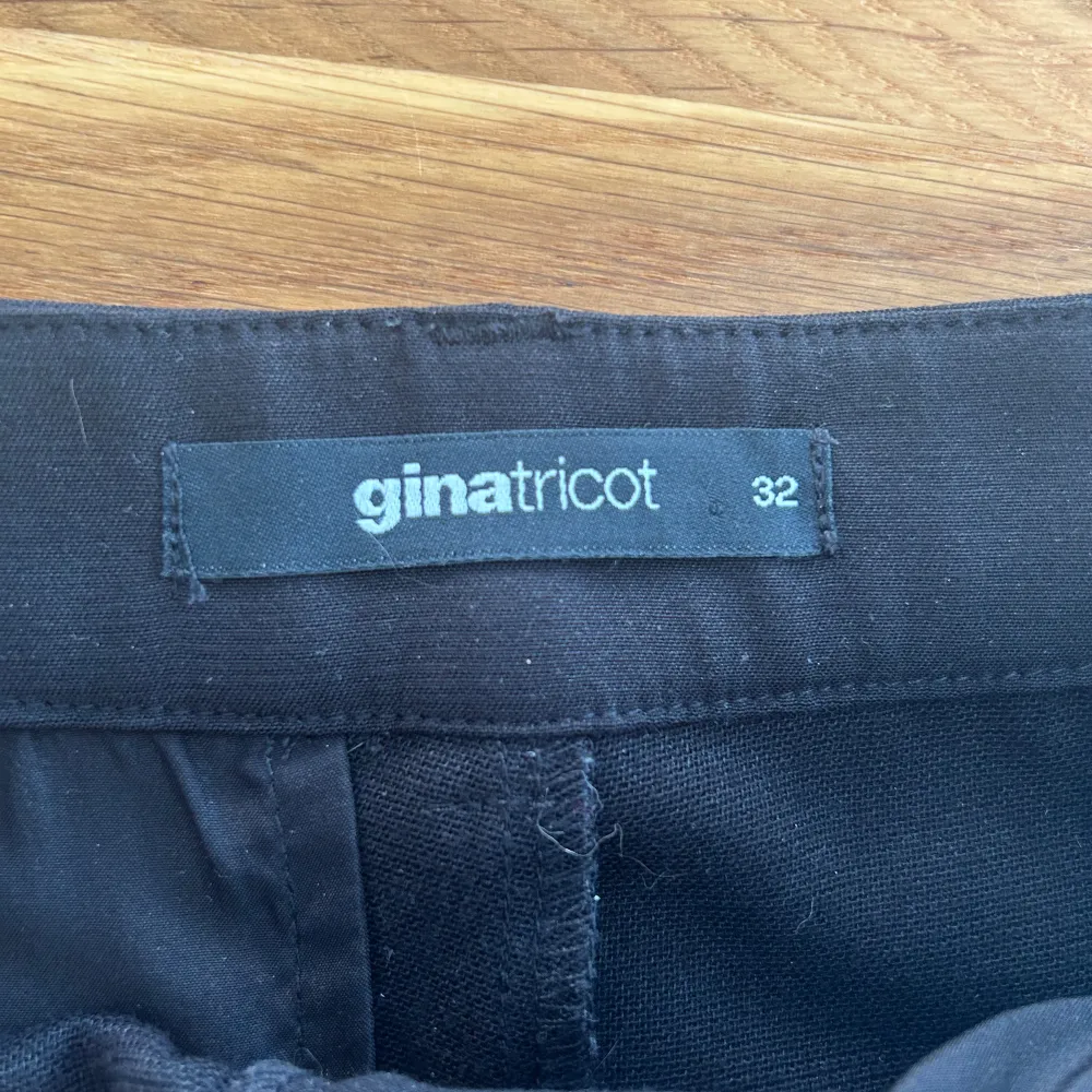 Ett par kostymbyxor från Gina tricot i storlek 3, använda ett fåtal gången och fortfarande fina. . Jeans & Byxor.