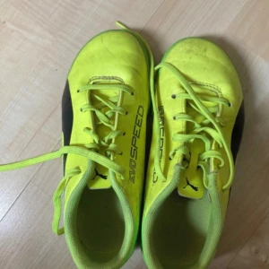 Fotbollsskor  - Superbra innefotbollsskor i storlek 30 som är använda men i bra skick💗 För tjejer och killar