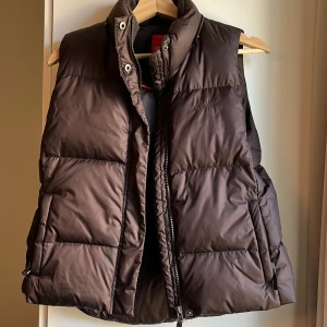 Esprit väst - DRÖMMIG Esprit-väst som tyvärr inte kommer till användning :(. XS/S men passar även mig som har S/M. Liten fläck längst nere men har inte ens märkt det förrens nu när jag kollade efter defekter (sida 5).