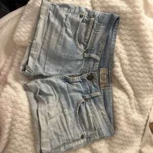 Lågmidjade jeans shorts - Köpte här på Plick men var tyvärr förstora så säljer vidare. Två första bilderna är lånade.  Midjemått:39/40cm