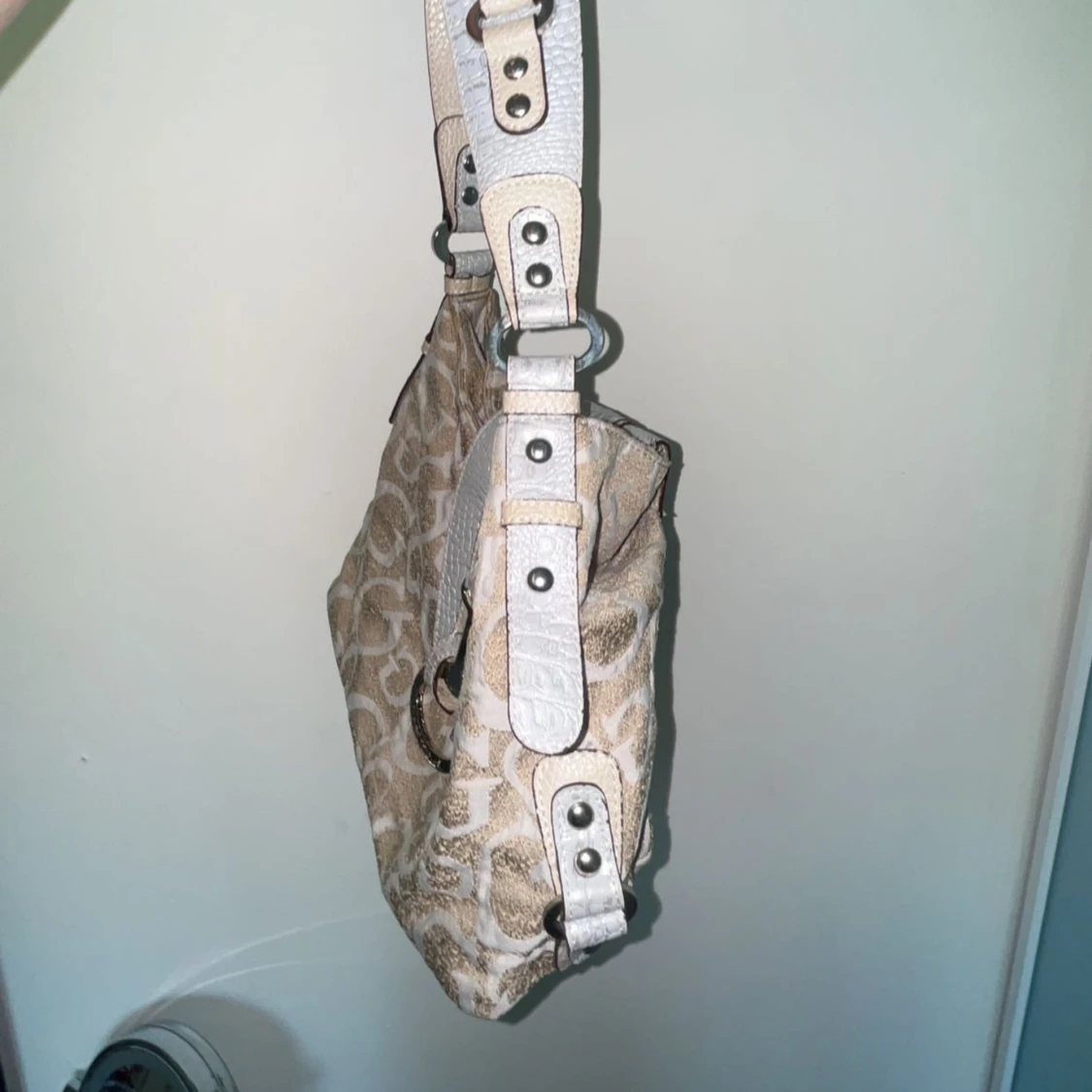 Beige och vit axelväska med mönster - 91