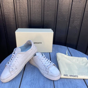 Axel arigato clean 90 - Säljer ett par vita Axel arigato clean 90 i storlek 41. Säljes pga för små! Säljes i befintligt skick! Box och dustbag medföljes! Nypris 2700kr Mitt pris 399kr