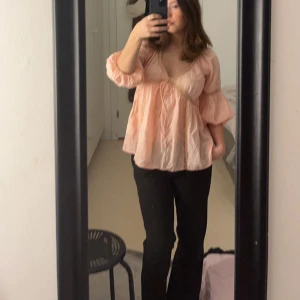 Blus från Lindex  - En super fin blus som man både kan använda i skolan eller på en tjejkväll. Använder inte så my let längre 🩷🩷