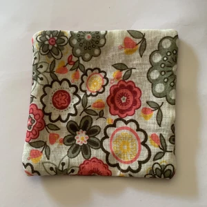 Lavendel påse  - Handgjord lavedelpåse.  Till för att ha i tex garderoben för att det ska lukta gott. Ca 8 × 8 cm Ris och lavendel i.   Ingen ”fyllning” i men kommer fixa det om någon köper