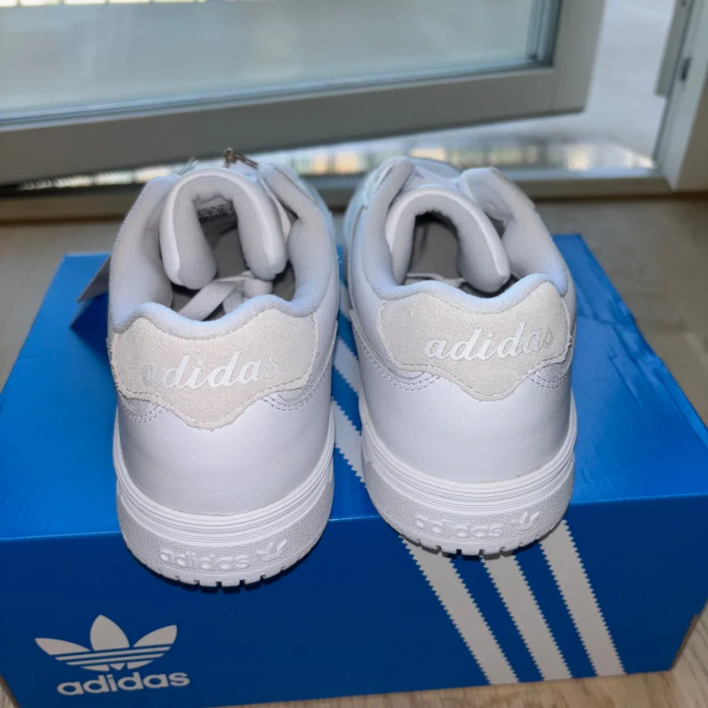 Nya adidas sneakers i storlek 39 och 1/3. Aldrig använda. Ny pris 995kr. Skor.