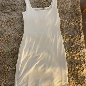 Vit klänning - En vit basic klänning aldrig använd