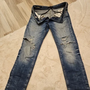 Low waist bootcut Jack & Jones jeans  - Nu säljer jag dessa skit snygga low waist bootcut Jack & Jones jeansen jag köpte på second hand, då de sitter ganska pösigt på mig. Längden är bra på mig som är 175 cm. Djur- och röktfritt hem!