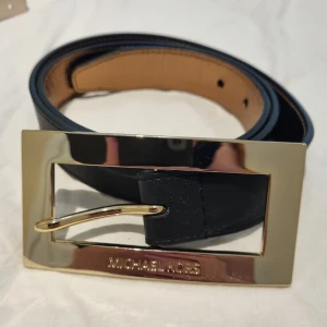 Michael kors svart bälte i syorlek S/M - I ny scick. Använt ett par gånger. 100% Äkta. Köptes från USA.  