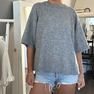 Stickad t-shirt  - Säljer denna trekvartsärmade stickade tröjan från lager 157! Sparsamt använd!