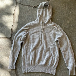 Soft goat hoodie  - Säljer denna gråa soft hoodie i storlek M, den passar även S eftersom att den är väldigt liten i storleken. Har en blå liten prick längst ner på tröjan och så har soft goat lappen gått av på höger sidan.  Nypris: 3200   Mitt pris: 1199  