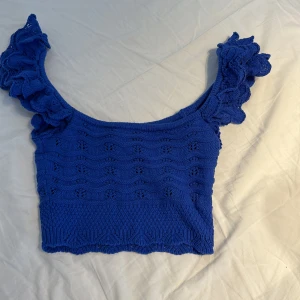 Blå sött crop top - Oanvänd blå sött crop top som är extremt gulligt till skjolar och Jeans  I storlek Xs