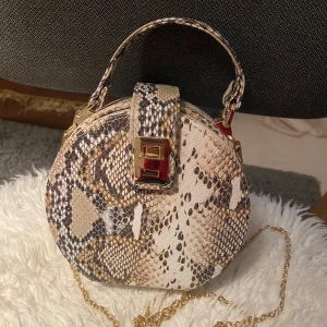 Orm väska - Alldrig andvänt inte riktigt min stil fick den i present och skulle vilja sälja den