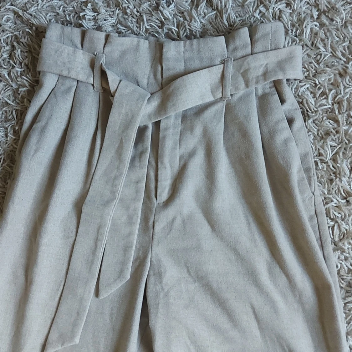 Beige byxor med bälte