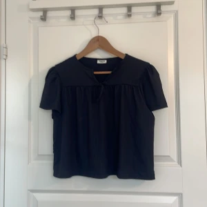 Blå blus - Super söt blus från Kappahl, säljer pga aldrig kommer till användning. Aldrig använd 💗