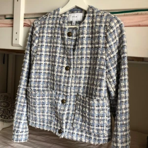 tweed jacka - köptes för stt den är superfin men kom aldrig till användning, därmed priset. Pris kan diskuteras vid snabb affär 😊