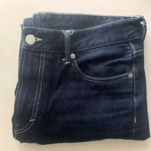 HM loose jeans 31/32 - Hej! Nu kan du köpa dessa fina mörkblåa loose/baggy jeansen från HM för ett kanonpris. Har ett par ljusblå likadana till salu med! Samma storlek! Jeansen är riktigt stilig och skönt att ha på sig. Kvaliten är bra och de matchar med nästan allt! 