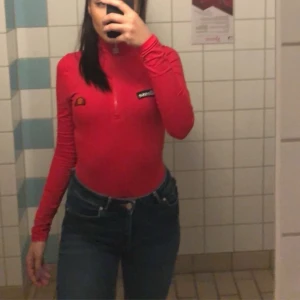 Röd långärmad tröja från Ellesse - Säljer en snygg och sportig röd långärmad tröja från Ellesse. Tröjan har en dragkedja framtill och är perfekt för både träning och vardagsbruk. Den är tight och sitter skönt på kroppen. Passar perfekt till jeans eller träningsbyxor. Köp direkt eller ge prisförslag 💛