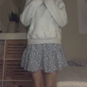 Blå blommig kjol💕🌺 - Kjol som passar storlekar xs-s kanske xxs 