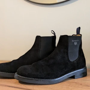 Gant Chelsa boots  - Dagens nypris ligger på 1400:- till 2100:- Härliga kängor, knappt använda. Storlek 40 i skostorlek men passar dig med 41 eller 42 också. (42 sitter väldigt bra) 