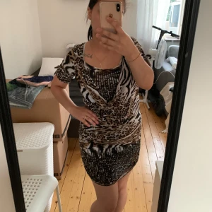 Leopardmönstrad kortklänning - Säljer en snygg och trendig leopardmönstrad kortklänning. Klänningen har en tight passform och korta ärmar. Perfekt för fest eller en utekväll! 🐆
