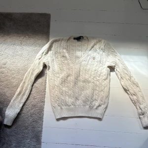 Ralph lauren tröja - As snygg gräddvit ralph lauren tröja, perfekt till hösten 🍁❤️