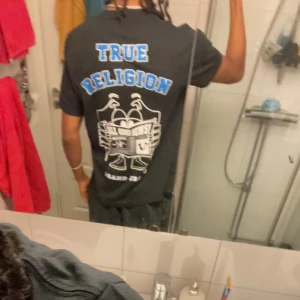 True religion  - Mycket bra skick  Köpt i mall of Scandinvia för 800kr precis innan sommarn  Snyggt rygg tryck:)
