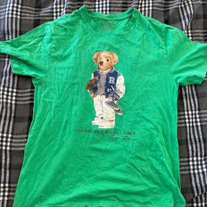 En fin lime grön polo bear av ralph lauren t-shirt. Inte använts så mycket men loggan på insidan är ändån lite konstig av tvätten men det gör inget, annars är den i helt perfekt skick. Pris går att diskuteras. 