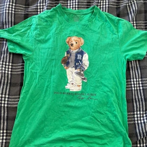 Polo Bear T-Shirt - | Storlek S/M | Skick 8/10 | Nypris: Runt 1000-1500kr | Mitt pris: 250kr | Säljer för att tröjan inte passar mig längre | 