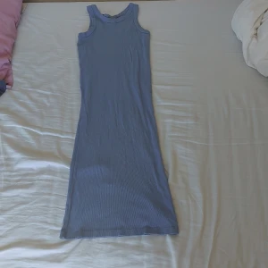 Blå ärmlös klänning från 157 - Säljer en snygg och bekväm blå klänning från 157 i storlek S. Klänningen är ärmlös och har en tight passform som framhäver figuren. Den är tillverkad av 100% bomull vilket gör den mjuk och skön att ha på sig. Helt oanvänd🩵💙