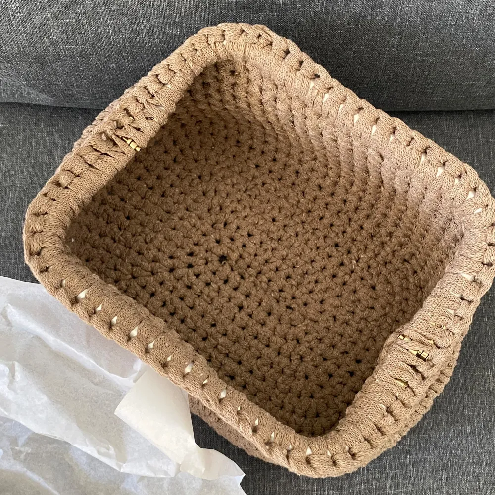 Handvirkad clutch i återvunnet bomull, innermått ca 22x17cm! Finns fler färger bland mina andra annonser!. Väskor.