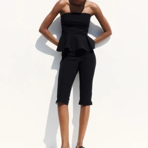 Svart axelbandslös topp med peplum - jättefin svart tubtopp från hm ,aldrig andvänd. Säljer pga att den inte passade mig . skriv privat för fler bilder ❤️