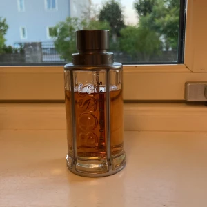 Hugo boss the scent - Det är ungefär 85ml kvar av 100ml Nypris på deloox ligger på 750kr! Det är en fin doft som funkar året runt! Jag tar gärna byten! Skriv vid minsta fundering! Kan gå ner i pris vid snabbaffär!