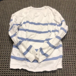 Blå randig tröja  - En blå randig tunn hoodie från lager 157! Väldigt fint skick!!