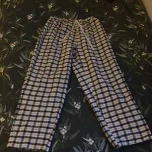 Ett par svart vita, rutiga pyjamas byxor  - Pjayamas byxor 