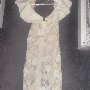 Klänning  - Oanvänd vit/beige klänning. Säljer pågrund av att storleken är för stor. Storlek 36 