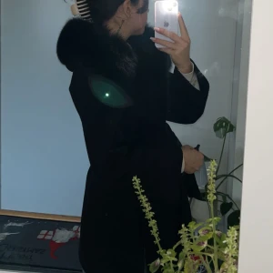Vinterkappa - Superfin kappa i bra skick. Äkta päls från Mink och är avtagbar.Aldrig rökt i den så pälsen och kappan luktar fräscht. Storlek XS men passar S.Jag är 173 och den går över rumpan på mig Bälte runt midjan som man knyter.Nypris runt 3000kr.Frakt tillkom