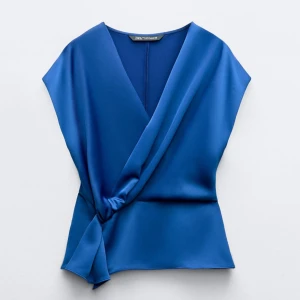 Blå omlottblus - Slutsåld omlottblus från zara💙ärmarna har en defekt (sista bilden) men inget man tänker på!