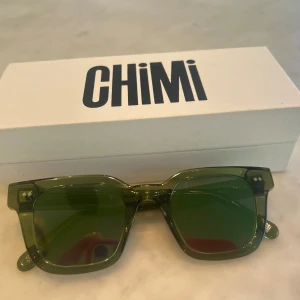 #004 kiwi Chimis - Säljer dessa Chimi solglasögonen i färgen Kiwi i modellen #004 Skriv vid intresse eller vid frågor!