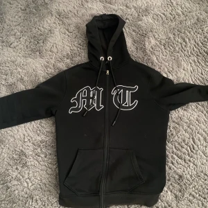 Tuttolente hoodie - As fet tuttolente hoodie jag säljer pågrund av att den inte används. Dragkedjan kan va lite seg ibland och ena drawstringen är lite sönder annars är den i perfekt skick. 