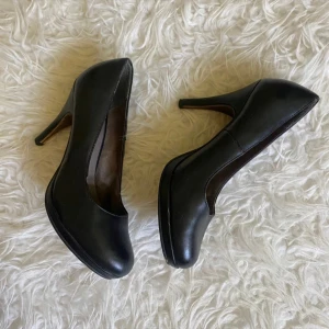 Klackskor  - Klackskor från Tamaris, storlek 38. Bristningar på bild 3. 