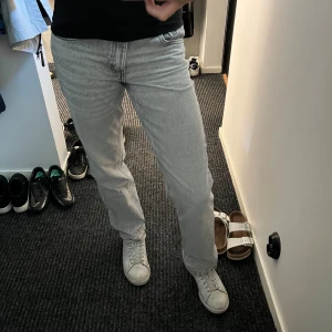 Grå jeans från MNG Denim - Säljer ett par grå jeans från MNG Denim i storlek xxs/xs De är i bra skick🩶