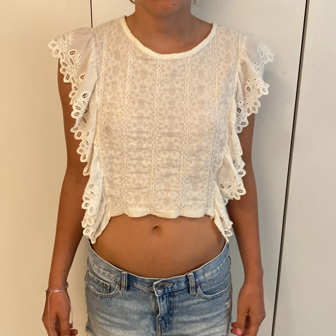 Vit spetsblus med volanger